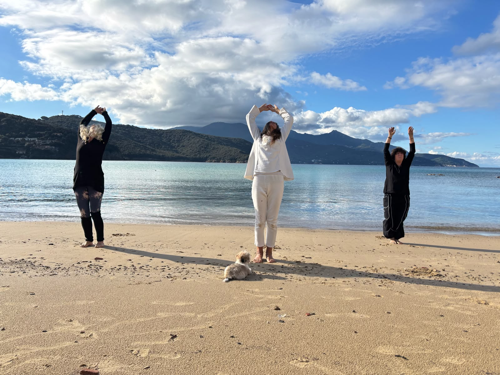 Pratica di yoga sulla spiaggia all'Isola d'Elba