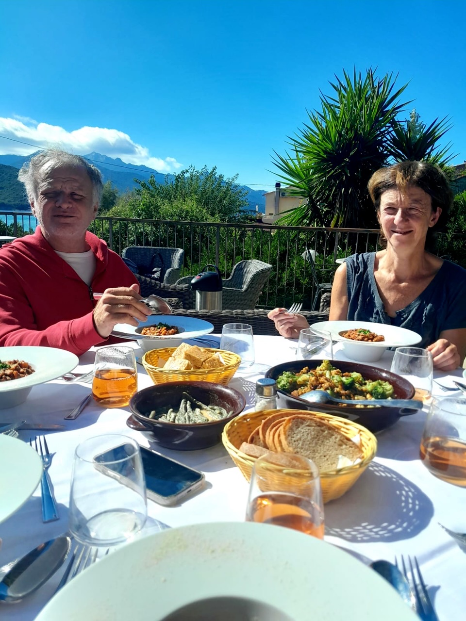 Pranzo all'aperto davanti al mare all'Hotel Danila