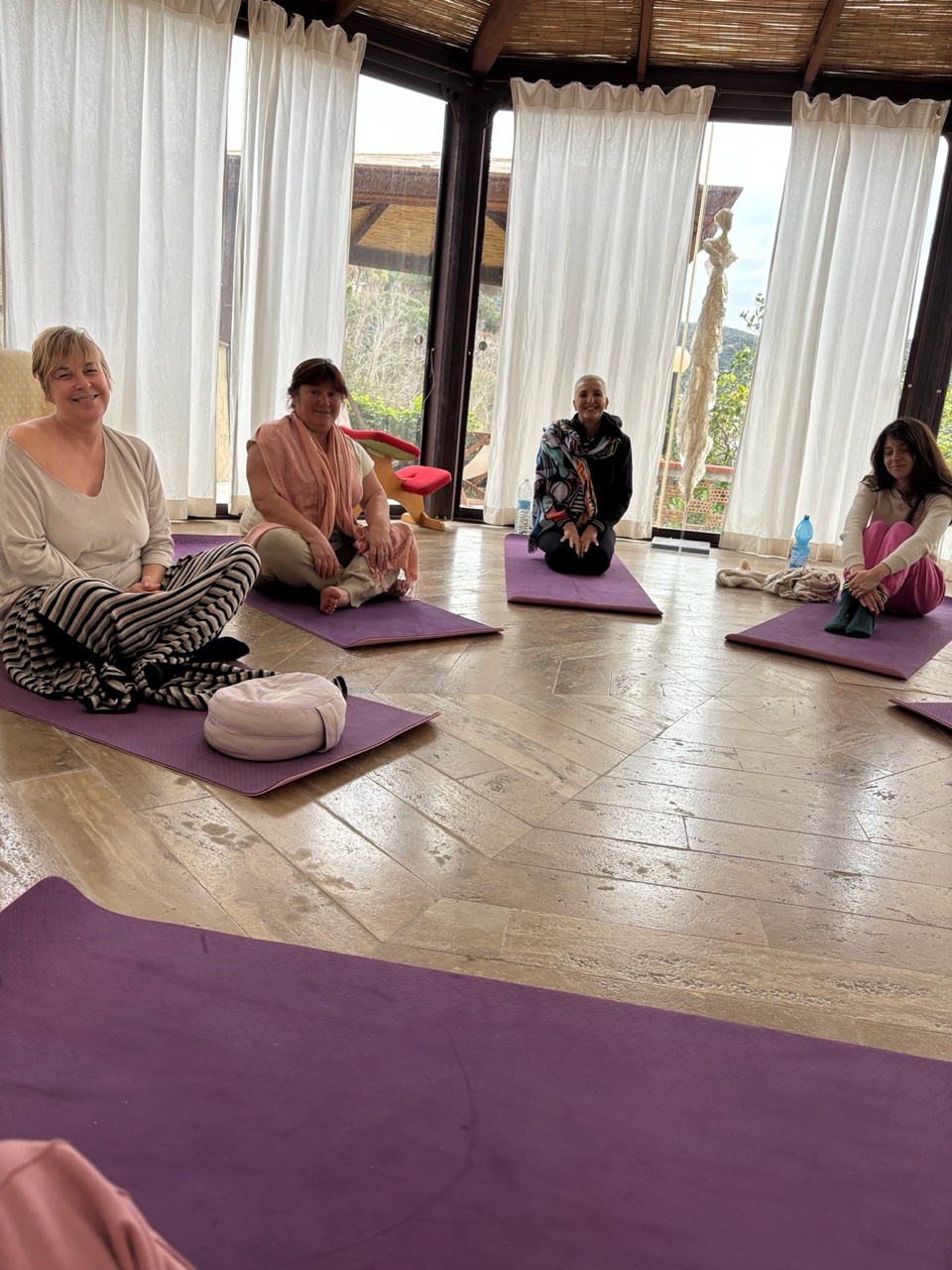Pratica di Yoga nella sala ottagonale
