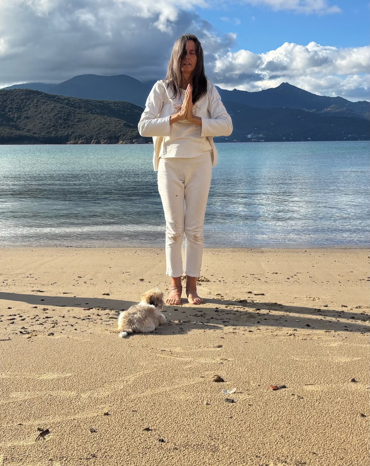Stefania Sciaccaluga sulla spiaggia all'Isola d'Elba